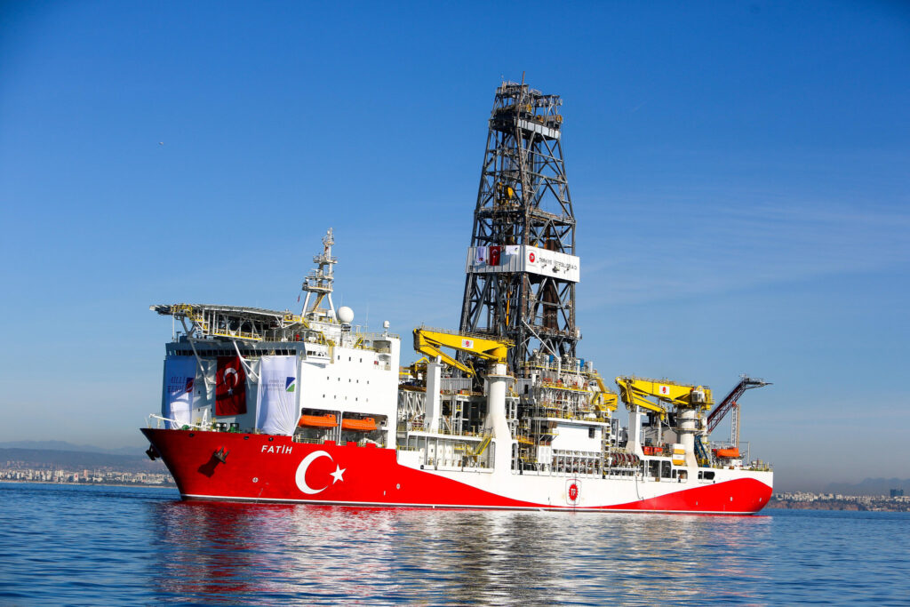 Tarihe bakıldığında, medeniyetlerin (ve ülkelerin) ekonomik ve sosyal yönden gelişmelerinin; zengin enerji kaynaklarına sahip olmalarına, bu kaynaklarını geliştirebilmelerine, verimli ve ülke çıkarlarına uygun kullanabilmelerine paralel olduğu görülmektedir.